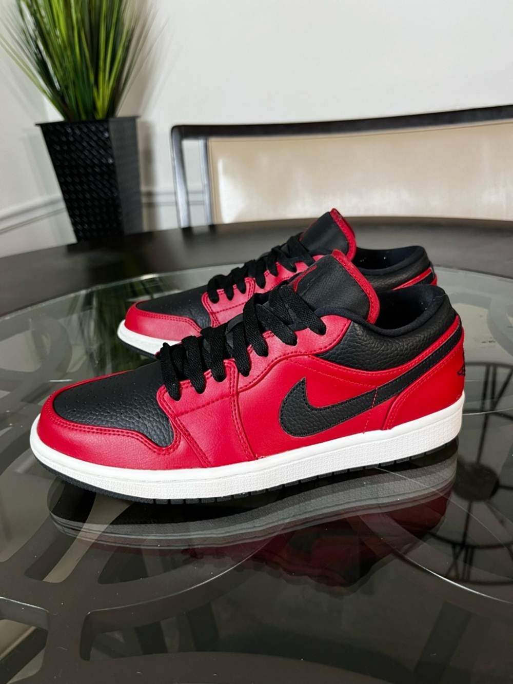Nike Air Jordan 1 Retro Low Reverse Bred Pebbled
Swoosh Size 9